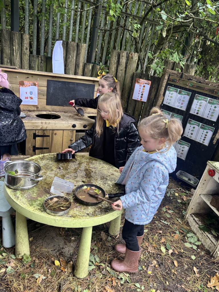 Autumn Outdoor Play 2025(7)